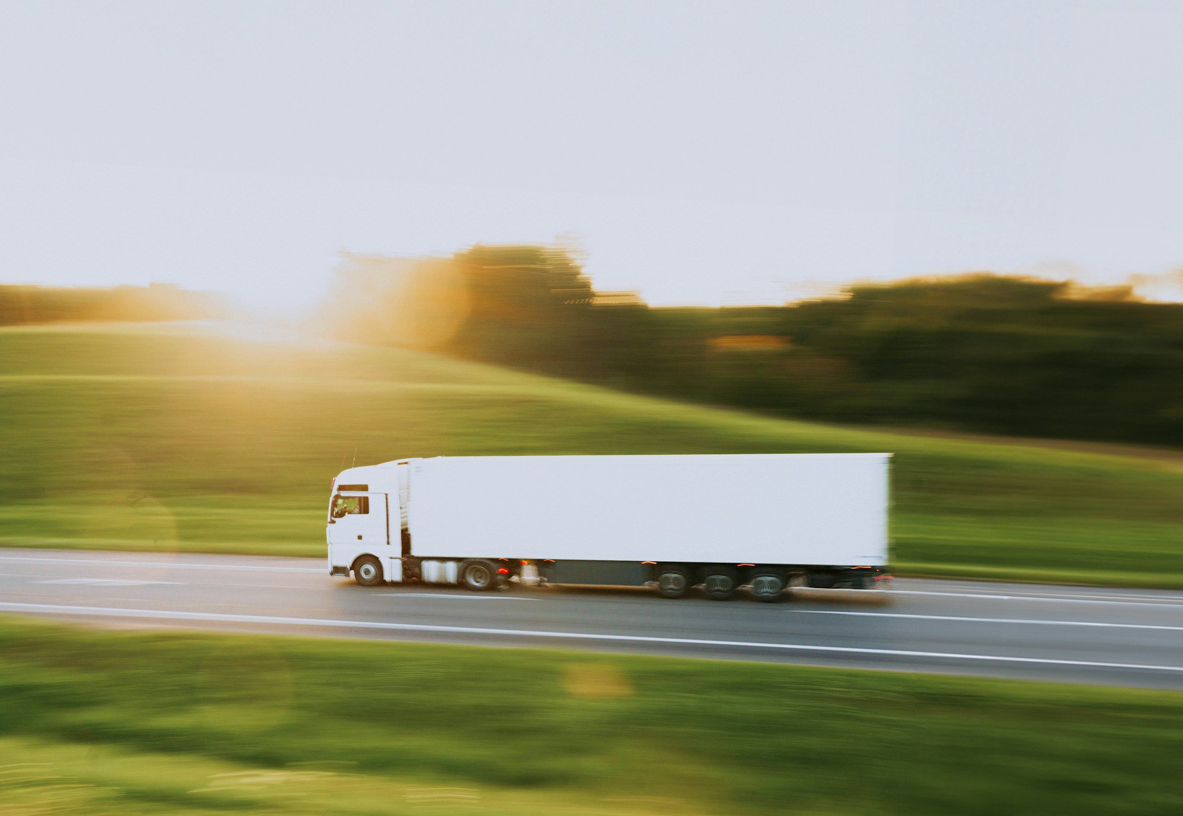 Un camion in viaggio in autostrada